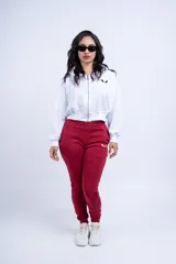 Pantalón de jogging negro de felpa con frisa, corte ajustado, cintura elástica con cordón de ajuste y logo bordado en el muslo izquierdo.