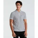 Polo de piqué gris con cuello clásico, manga corta y corte recto. Presenta tapeta con botones, vivos blancos en cuello y mangas, y logo de la marca bordado en el bolsillo del pecho.