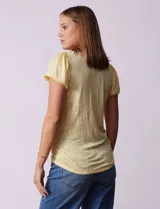 Remera tejida con estampado animal print, de manga corta con detalle de puntilla en las mangas y cuello redondo.