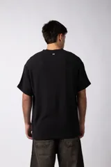 Remera de manga corta con cuello redondo, confeccionada en tejido de lino con textura entramada y corte holgado.