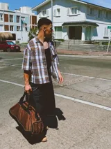 Camisa de manga corta con corte híbrido boxy fit/oversize, confeccionada en algodón. Disponible en tres diseños: a cuadros marrones, a rayas blancas y negras, y a rayas burdeos y blancas. Presenta bordados de diseño propio de la marca.