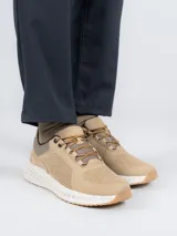 Championes Hush Puppies modelo Spinal Lthr Lace de color beige, con capellada de cuero perforado para mayor ventilación, cordones marrones y suela gruesa de EVA blanca con diseño texturizado.