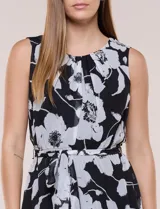Vestido maxi plisado de gasa con estampado floral en blanco y negro, sin mangas, con escote redondo y lazo para anudar en la cintura.