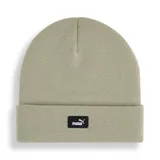 Gorro de lana tipo beanie de color verde oliva, con diseño de tejido acanalado y vuelta en el borde. Presenta un parche rectangular negro con el logo de Puma en la parte frontal.