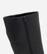 Bota de caa alta marca Satinato, color negro, confeccionada en PU con suela track tractorada y puntera redonda.