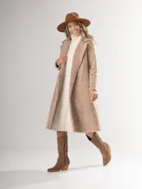 Tapado negro de lana rústica con cinto negro incluido, de corte oversized.