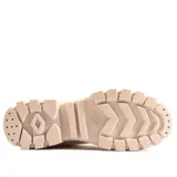 Botas de caña alta color beige con estampado animal print en el talón y suela track color beige.