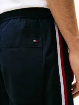 Pantalón corto de corte amplio confeccionado en algodón, con cintura elástica ajustable mediante cordón y bolsillos traseros de parche.