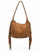 Cartera tipo hobo de cuero vacuno color tostado, con diseño amplio y flexible, decorada con un trenzado artesanal en el frente y largos flecos laterales. Cuenta con correa larga para llevar al hombro.