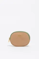 Monedero de forma ovalada marca Bimba y Lola, confeccionado en nylon color beige con detalles en verde oliva en el cierre y logo metálico dorado en el frente.