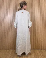 Vestido largo tipo túnica de color azul con patrón a cuadros blancos, cuello mao, escote en V con botones y mangas tres cuartos con volados escalonados.