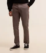 Pantalón masculino de corte skinny confeccionado en sarga de algodón con elastano. Presenta cierre frontal con botón y cremallera, cintura con trabillas y bolsillos laterales y traseros.