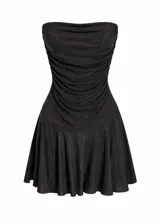 Vestido corto strapless de color negro con acabado brillante. Presenta un diseño con frunces en el torso y falda acampanada con vuelo.