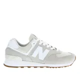 Championes urbanos New Balance modelo WL574PY2, color gris claro con detalles en blanco, confeccionados en gamuza y malla, con logo "N" característico en los laterales y entresuela ENCAP.