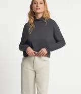 Blusa gris oscuro de punto liviano con cuello alto y mangas largas.