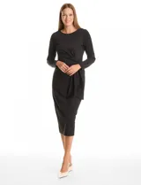 Vestido midi de seda fría elastizada, color negro, con silueta entallada, mangas largas y detalle de lazo fijo en el lateral de la cintura.