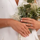 Anillo de oro 18k con diseño minimalista que presenta un zafiro azul engastado en un círculo abierto.