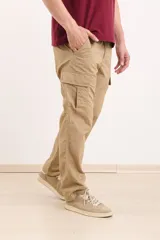 Pantalón de hombre color azul oscuro, estilo cargo, con bolsillos laterales y corte recto.