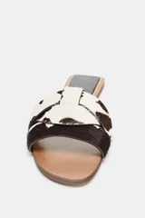 Sandalia plana con estampado animal print, tiras cruzadas en la parte delantera y acabado en punta redonda.