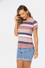 Remera de manga corta con rayas horizontales en tonos celeste, azul y gris. Presenta cuello redondo con abertura de botones.