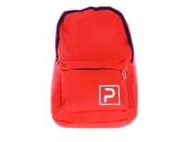 Mochila urbana color rojo con bolsillo frontal con cierre y logo de la marca estampado en blanco. Cuenta con compartimento principal con cierre y tiradores metálicos.