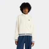 Campera deportiva New Balance Track Jacket de color blanco marfil, con tecnología NB HEAT que ayuda a mantener la temperatura corporal y absorbe la humedad. Cuenta con cuello alto, cierre frontal de cremallera completa, mangas largas y puños y dobladillo acanalados con rayas azul marino. Presenta un pequeño parche con el logotipo de la marca en el pecho.