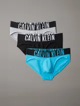 Pack de tres slips Calvin Klein de talle medio con cinturilla elástica distintiva de la marca. Incluye uno de color gris, uno negro y uno celeste.