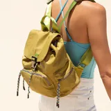 Mochila de nylon color rojo, con tapa frontal, broche metálico y cierre tipo marinero. Cuenta con bolsillo frontal con cierre metálico, bolsillos laterales, asas de mano y correas regulables para la espalda.