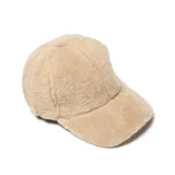 Gorro tipo gorra con visera, confeccionado en tejido de textura suave y afelpada, color beige.