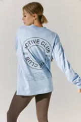 Remerón celeste de manga larga con cuello redondo y puños acanalados. Estampa en serigrafía en el frente y la espalda con la inscripción "Active Club R11".