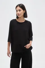 Remera de viscosa en color verde oliva, con cuello redondo y mangas 3/4. Presenta un diseño de tejido acanalado y corte holgado.