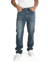 Jeans de mezclilla color azul, de corte recto y diseño clásico de cinco bolsillos.