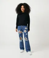 Sweater color marrón de punto con cuello redondo y mangas largas.