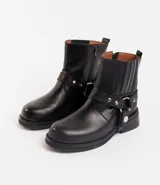 Bota corta negra de cuero vacuno con estribo desmontable, suela de caucho, cierre interno y punta redonda.