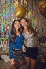 Top plateado de manga larga con delantero drapeado, vivos y escote en V.