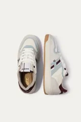 Championes Hoff modelo Brodway, color gris claro con detalles en celeste, blanco y bordó. Confeccionados en cuero y textil, con suela de goma color caramelo.