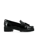 Mocasín de cuero charol negro con textura de cocodrilo, suela track robusta, antifaz y detalle de flecos en el empeine.