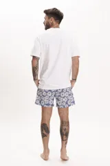 Short de baño con estampado floral en tonos rosados, marrones y grises, con cintura elástica y cordón ajustable blanco.