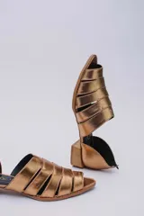 Sandalias de cuero negro con talón descubierto, tiras anchas entrecruzadas en el empeine y taco bajo de madera.