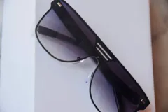Lentes de sol estilo aviador con marco negro y lentes degradadas. Cuentan con protección UV 400 y están habilitados por el Ministerio de Salud Pública.