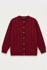 Saco tejido de punto con diseño a rayas verticales en tonos bordó y violeta. Presenta cuello redondo, cierre frontal con botones de madera y mangas largas con puños acanalados.