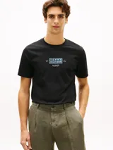 Remera Tommy Hilfiger de corte regular, color negro, con cuello redondo y estampa frontal con logo NYC.