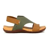 Sandalia plana de mujer color negro, con diseño cerrado en la parte delantera que cubre los dedos y parte del empeine con tiras cruzadas. Posee una pulsera ajustable con velcro en el tobillo. La suela es de goma marrón con plantilla color corcho.