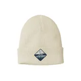 Gorro tipo beanie de tejido rib color crudo, con diseño clásico y flexible. Presenta un parche frontal en forma de rombo con un estampado de montañas y pinos en tonos azules.