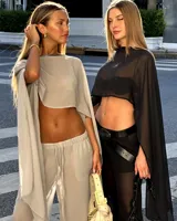 Pantalón negro traslúcido de corte holgado.