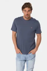 Remera básica de algodón color azul marino, de manga corta, con cuello redondo y logo bordado en el frente.