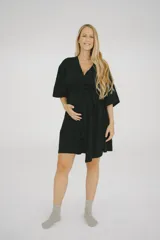 Bata negra de algodón con escote en V, mangas cortas amplias y lazo ajustable en la cintura, diseñada para embarazo y lactancia.