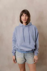 Canguro oversize de algodón con efecto washed, color celeste, con capucha, cordones ajustables al tono, bolsillo canguro delantero y terminaciones en rib.