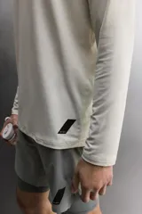 Camiseta de entrenamiento de manga larga y cuello redondo, confeccionada en tejido técnico ligero y elástico con tecnología de secado rápido. Presenta costuras planas para mayor resistencia y comodidad durante el movimiento, con un pequeño logo estampado en el bajo.