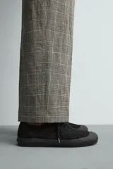 Zapatilla de cordones confeccionada en tejido de algodón, con puntera reforzada en goma y suela de plataforma negra.